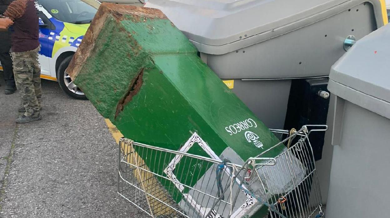 El buzón arrancado, en un carro de la compra