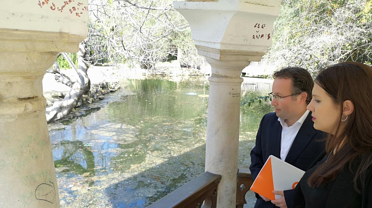 La concejal de Cs en el Ayuntamiento de Sevilla, Amelia Velázquez, junto a su compañero Lorenzo López