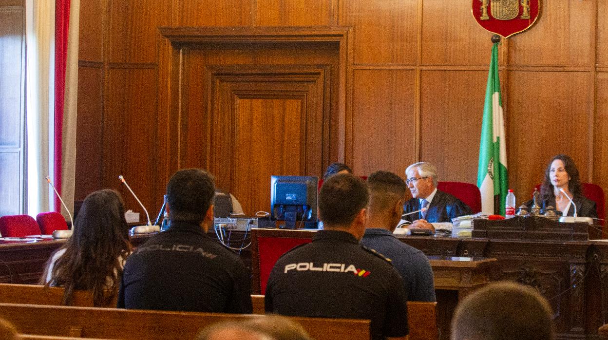 Los dos acusados sentados frente a la magistrada Mercedes Alaya durante el primer juicio