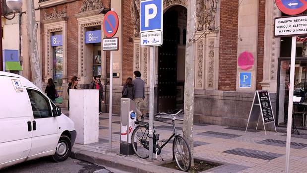 El coche eléctrico en Sevilla: o paga o lo carga en su garaje