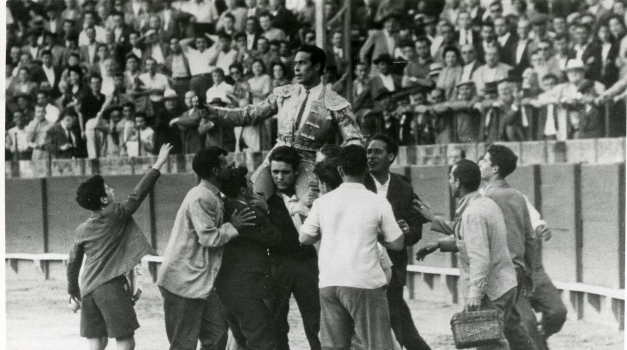 Curro Romero, en el Corpus de 1960, a hombros camino de su primera Puerta del Príncipe