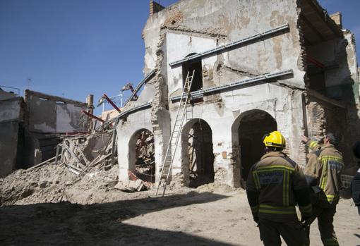 Los bomberos revisan la zona del desplome