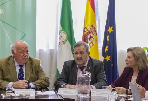 El consejero de Salud, Jesús Aguirre, (izq), junto al director general de Salud Pública, José María de Torres