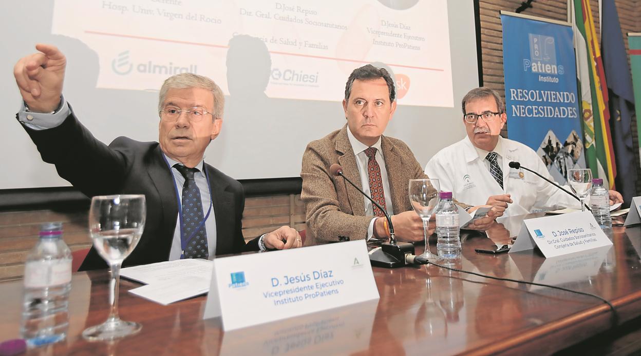 Jesús Díaz, José Repiso, y Manuel Molina, ayer durante la jornada «Medicamento y sociedad»