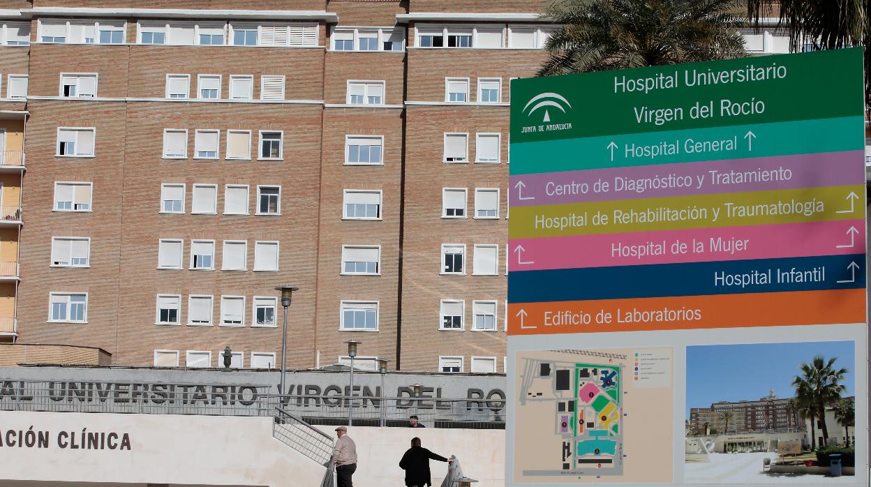Panel informativo en el hospital Virgen del Rocío donde sigue ingresado el primer positivo de coronavirus