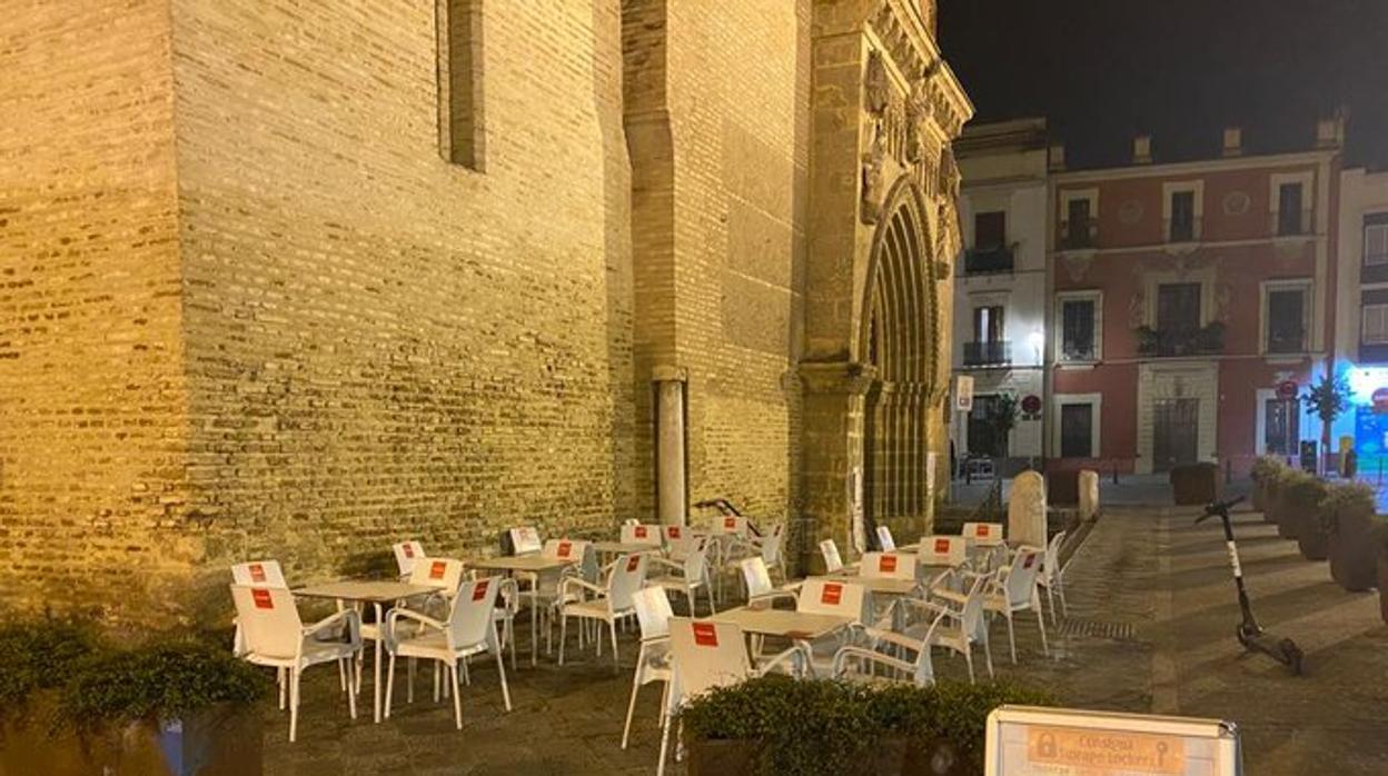 La Policía Local denuncia a un establecimiento por tener instalados, en Plaza de San Marcos, más veladores de los autorizados