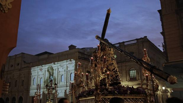 En imágenes, el Señor de la Salud al caer la noche en el Via Crucis de las Hermandades 2020