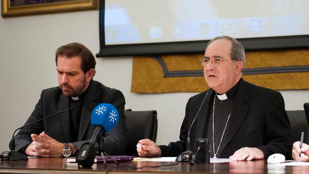 El arzobispo de Sevilla ofrece flexibilidad para dar la paz y el uso del agua bendita