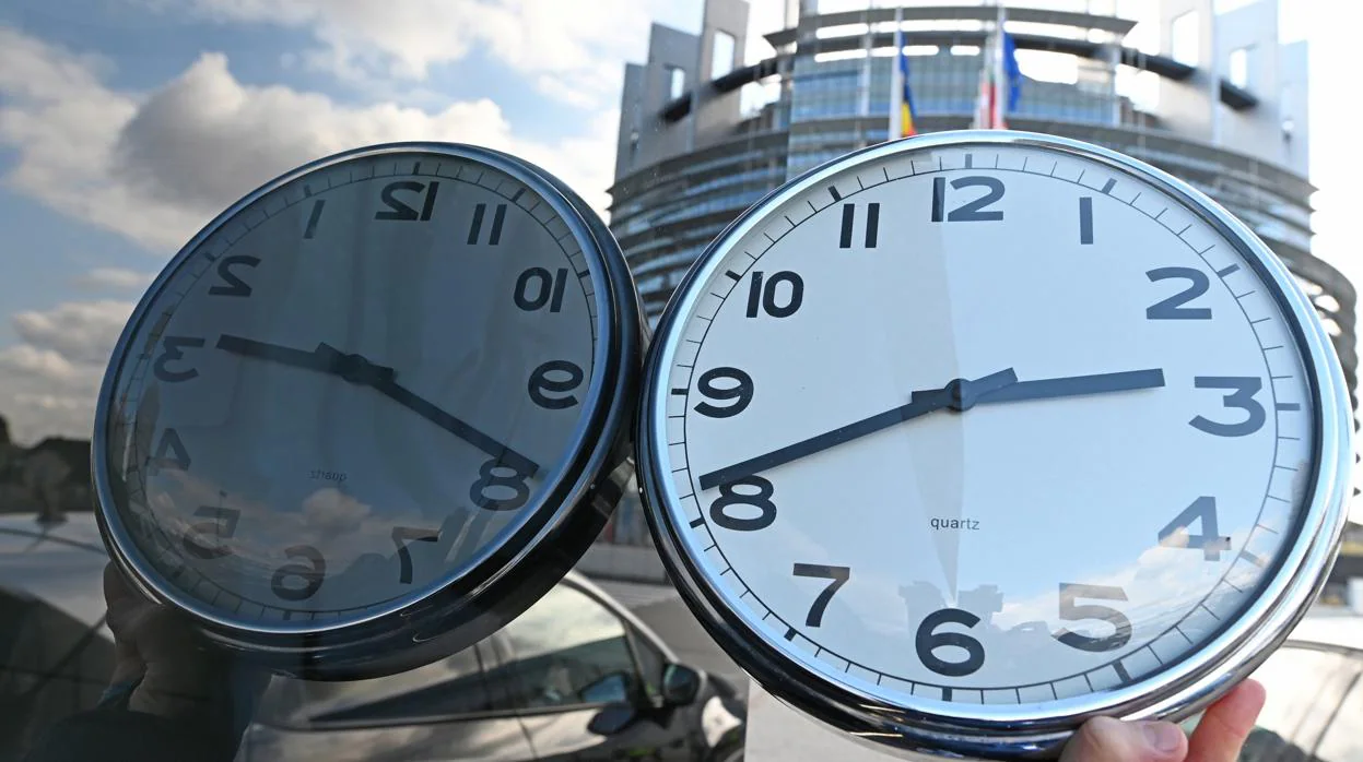 Reloj junto al Parlamento Europeo