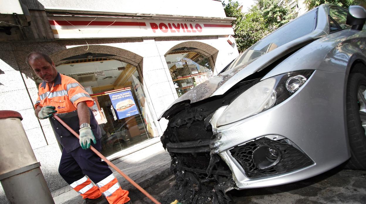 Un coche quemado en la calle