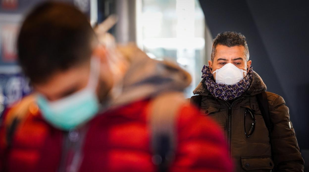 Dos turistas con mascarillas paseando por el centro de Sevilla