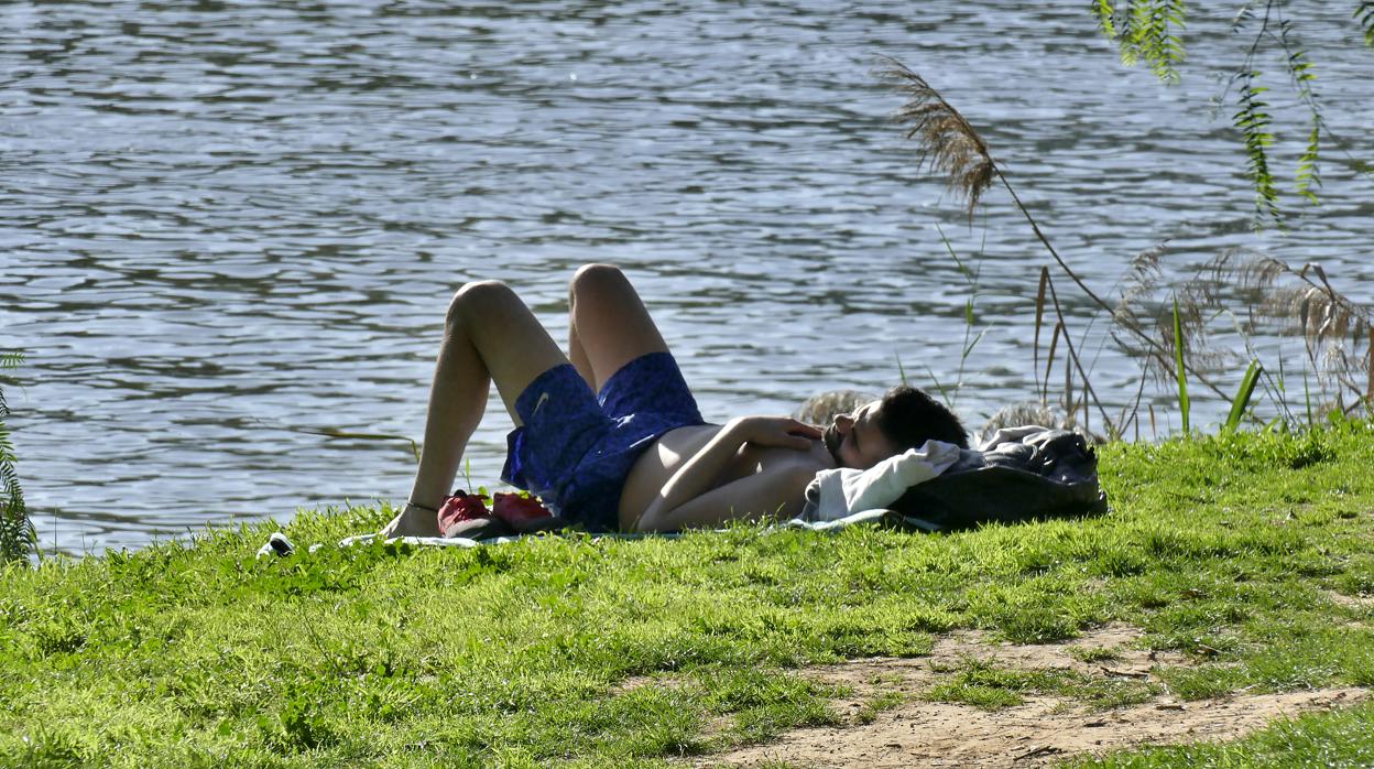 Joven disfruta del calor y el buen tiempo