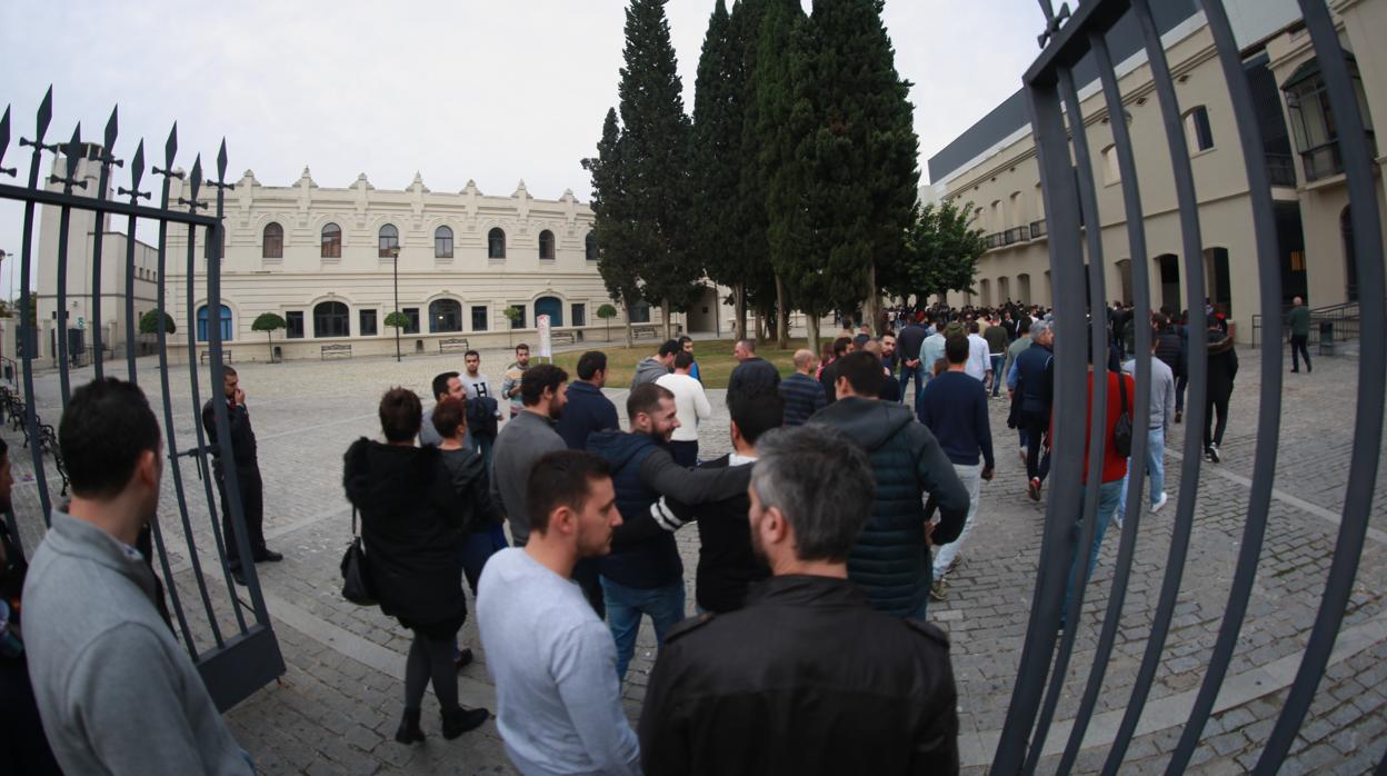 Imagen de los aspirantes entrando en el examen de 2018 para cubrir 50 plazas de la Policía