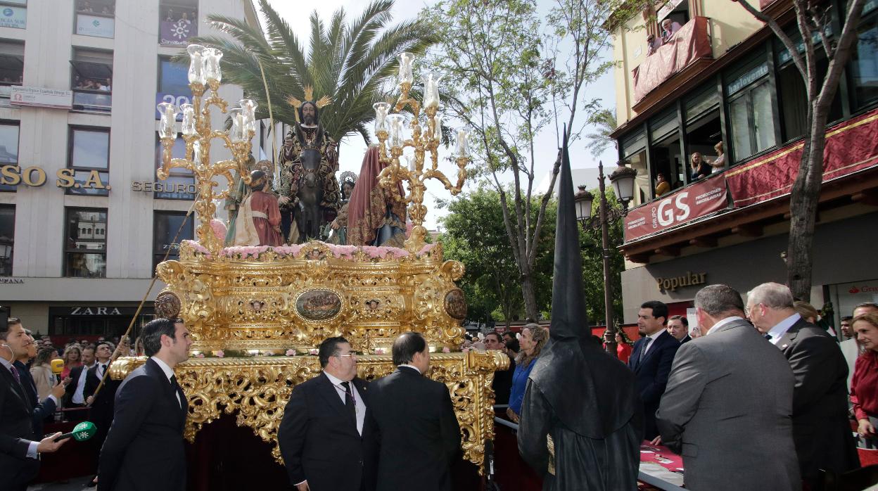 El paso de la Borriquita junto al palquillo del Consejo en el inicio de la carrera oficial