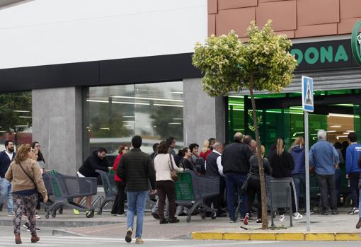 Colas para acceder a los supermercados, en la mañana de este viernes