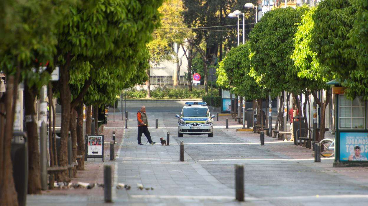 Un patrullero de la Policía Local por las calles de Sevilla