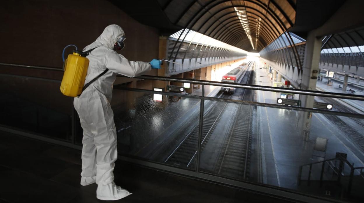 Los efectivos de la UME desinfectando la estación de Santa Justa