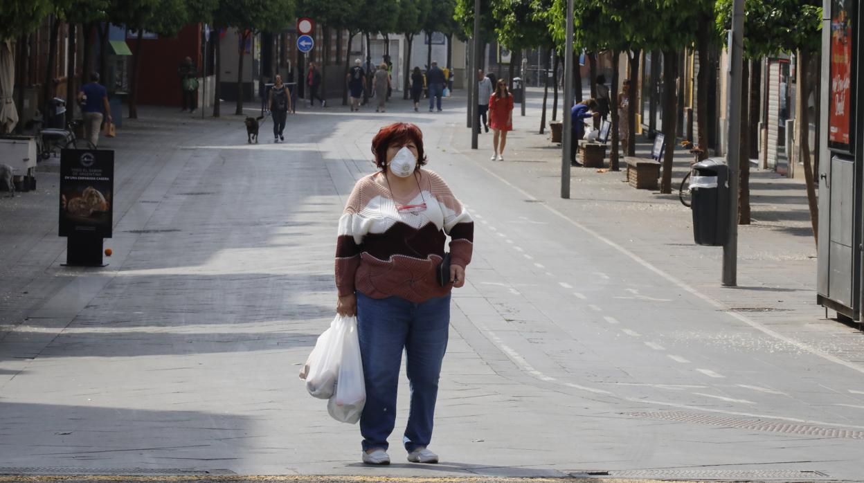 Una mujer con mascarilla en una calle del Centro de Sevilla