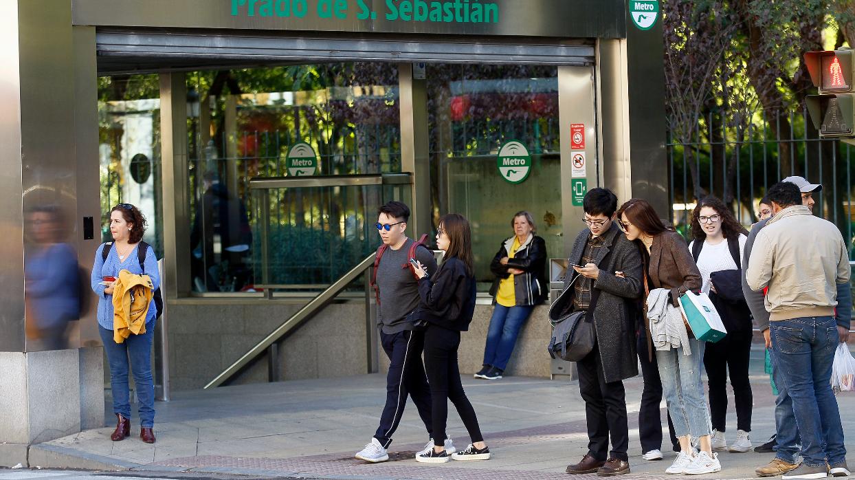 Usuarios ante una parada del metro de Sevilla