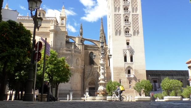 Pocos peatones, mucha policía y algún turista con maletas en la Sevilla aislada del coronavirus