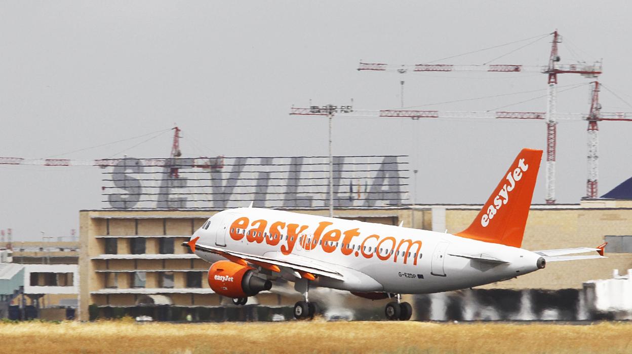 Un avión de EasyJet en el aeropuerto de Sevilla