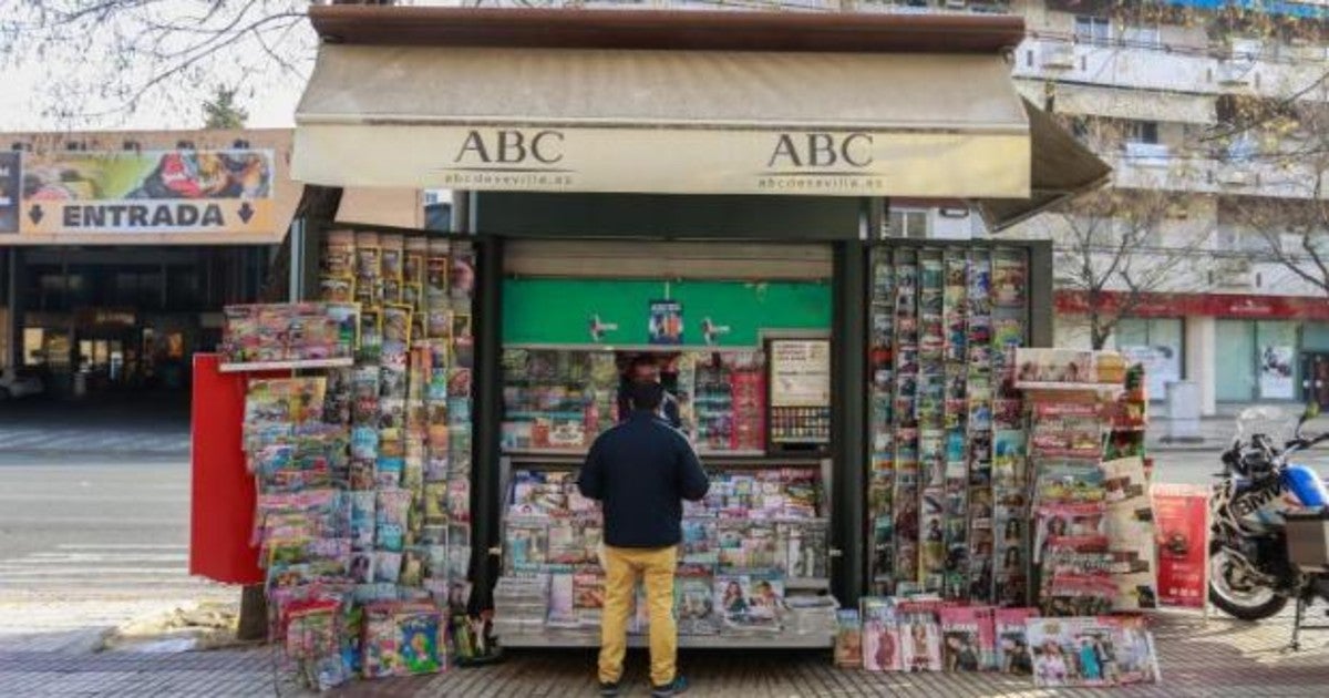 Un quiosco de prensa, punto vital de abastecimiento de alimento intelectual