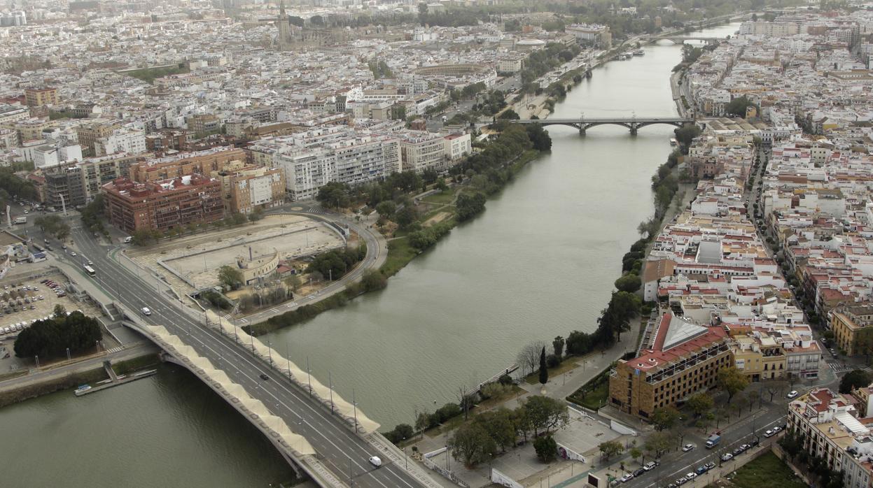 Los puentes de Sevilla, completamente vacíos a media mañana de este miércoles