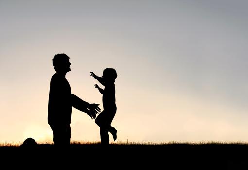 El abrazo de un hijo a un padre