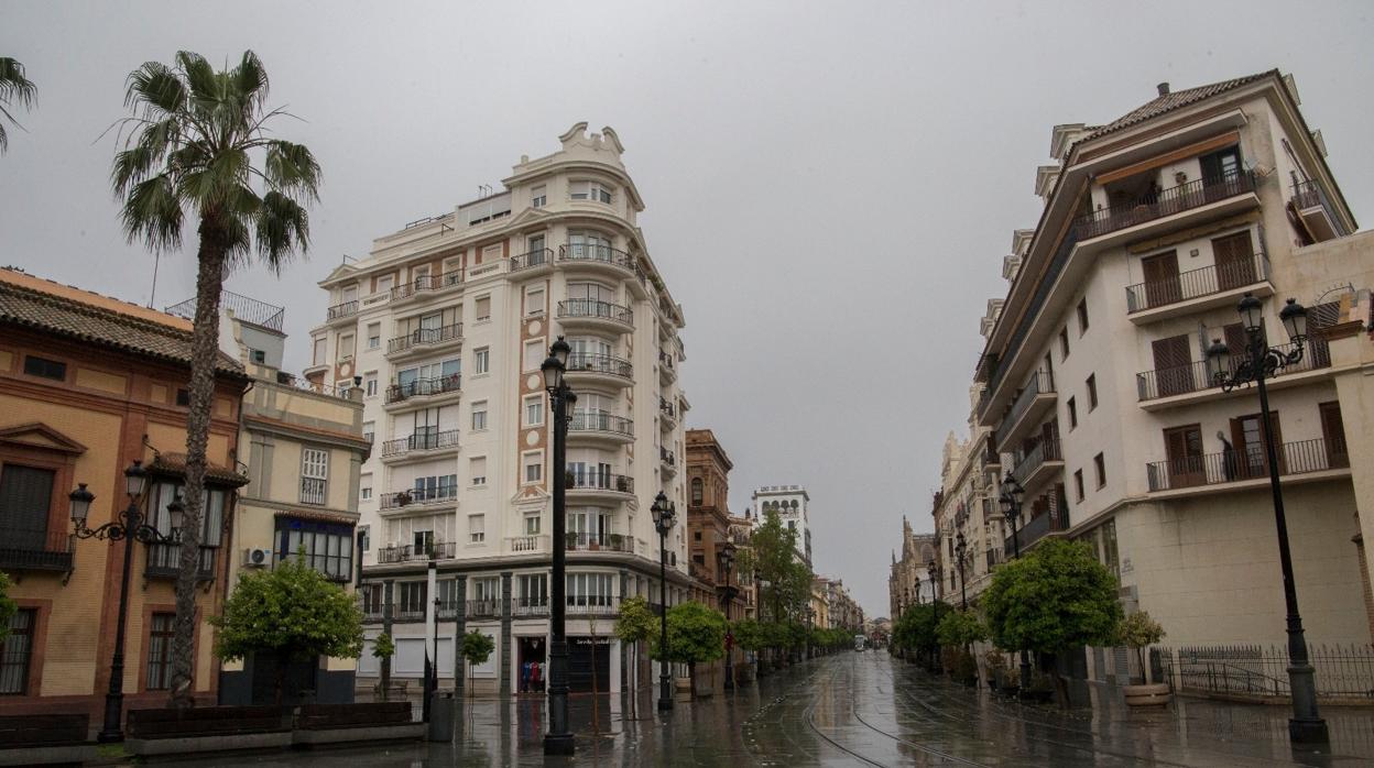 La Avenida, completamente vacía a mediodía de este sábado