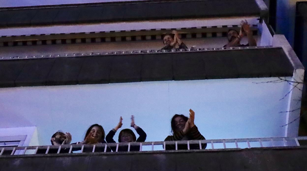 Familias enteras aplaudiendo desde los balcones