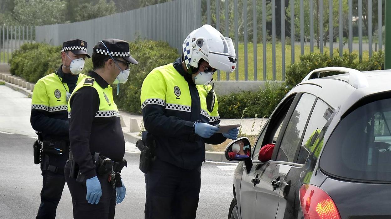 Policías haciendo control durante la crisis del coronavirus