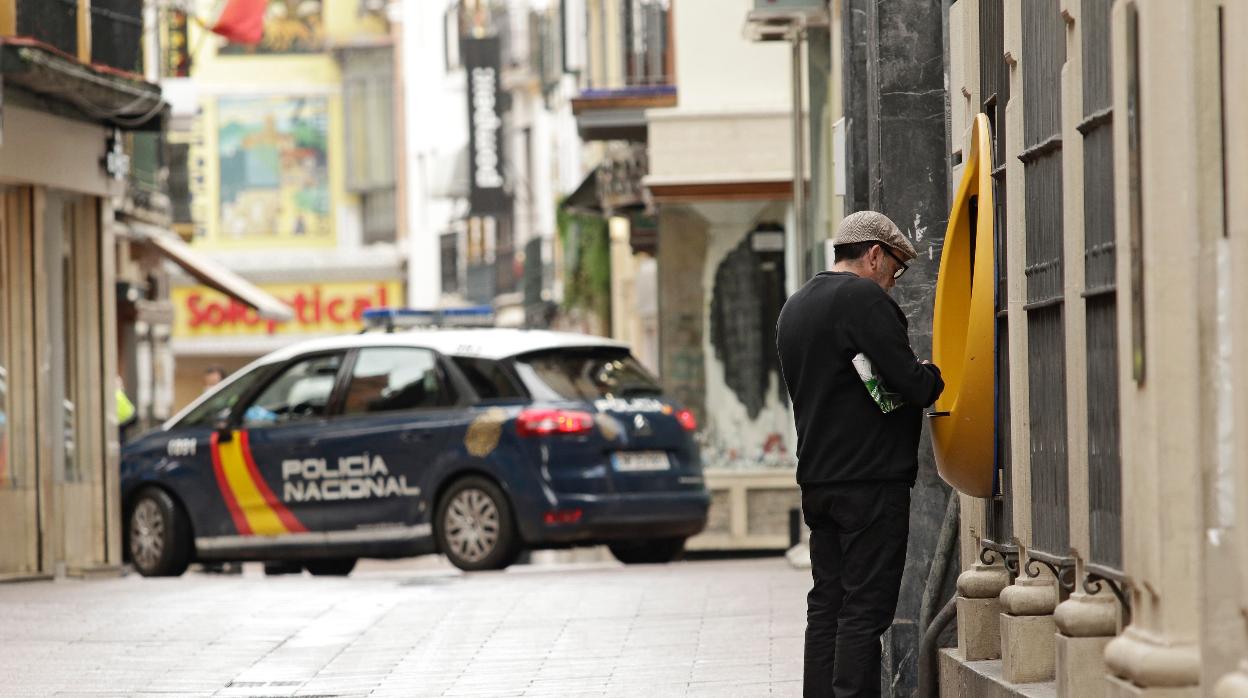 Policía Nacional patrullando por la calle Sierpes