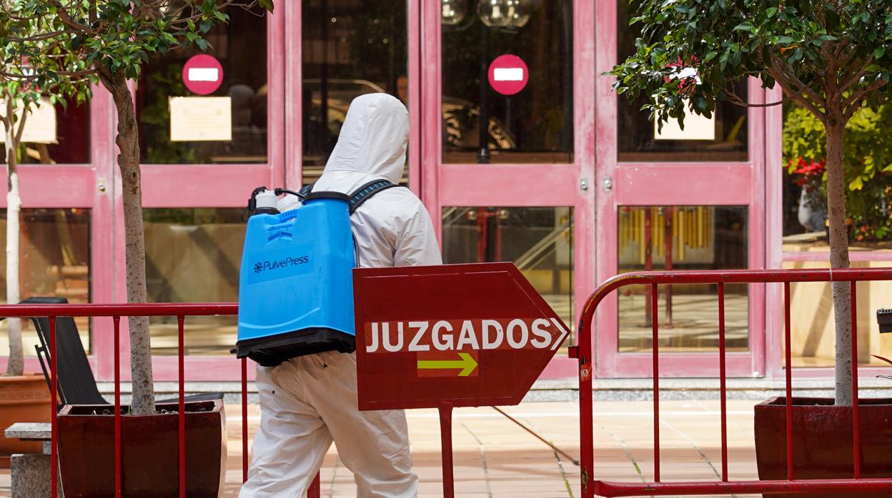 Tareas de desinfección en los exteriores de los juzgados de Viapol