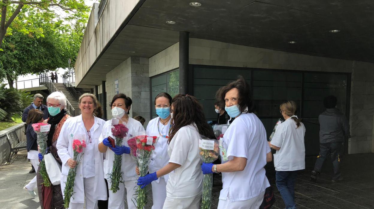 Personal sanitario recibiendo flores en agradecimiento por su dedicación en Sevilla