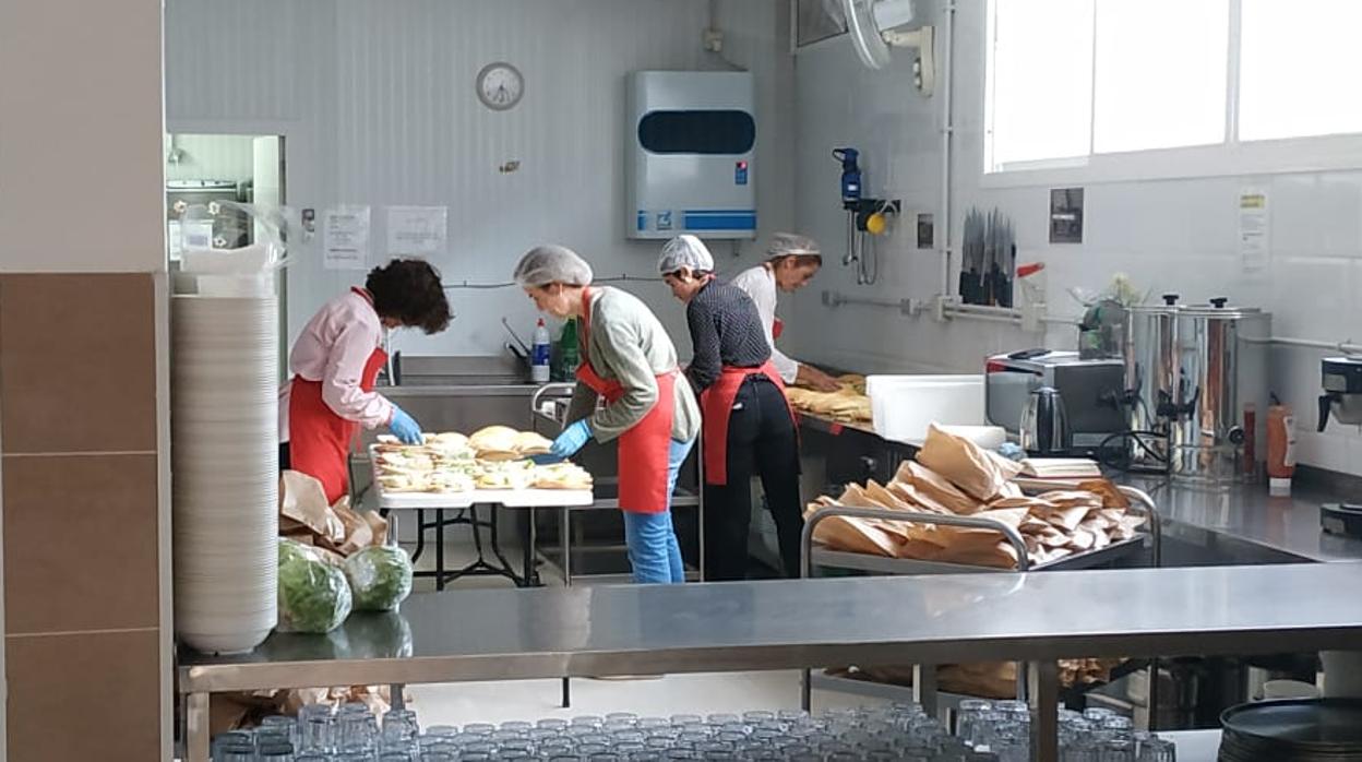 Cada día se distribuyen 250 bolsas de comida en el comedor de San Juan de Acre