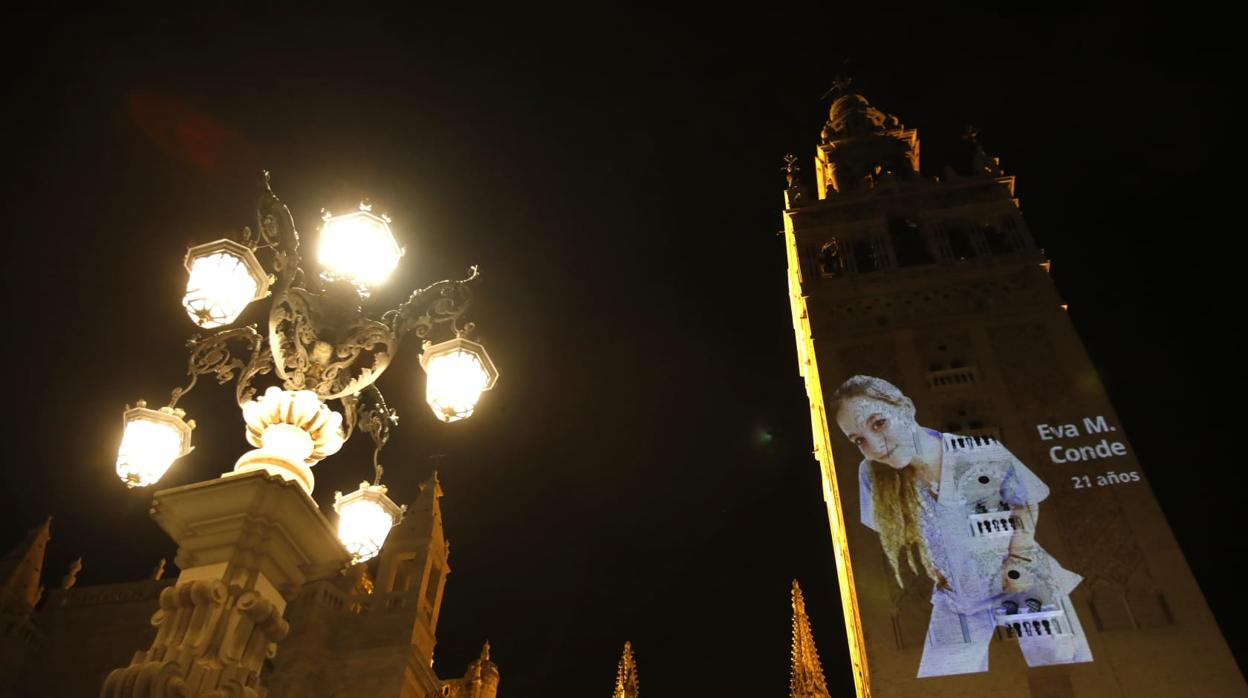 Imagen de la fachada de la Giralda durante la proyección de este viernes