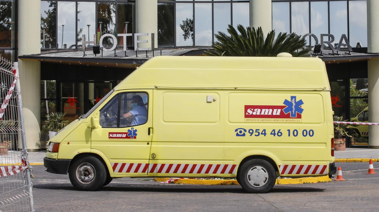 Una ambulancia del SAMU traslada a los enfermos al hotel Alcora