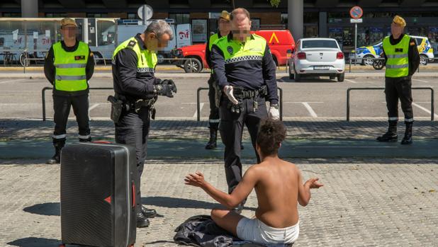 Tres detenciones por desobediencia grave del estado de alarma por el coronavirus en Sevilla