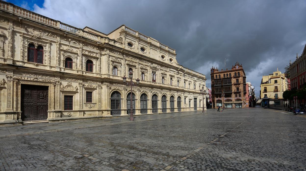 La plaza de San Francisco y la fachada del Ayuntamiento sin motos aparcadas