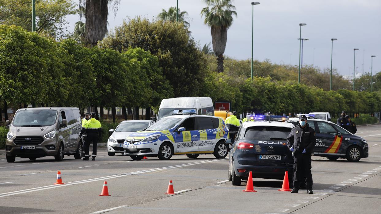 Dispositivo de la Policía Local de Sevilla y la Policía Nacional en la Ronda del Tamarguillo