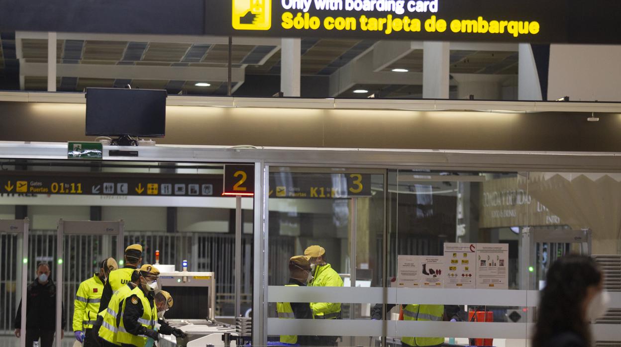 La UME en el aeropuerto de Sevilla