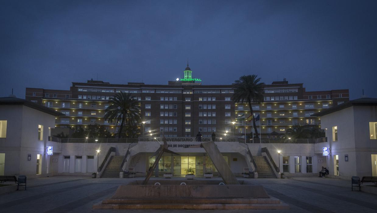 Hospital Virgen del Rocío de Sevilla con la cúpula iluminada de verde por el coronavirus