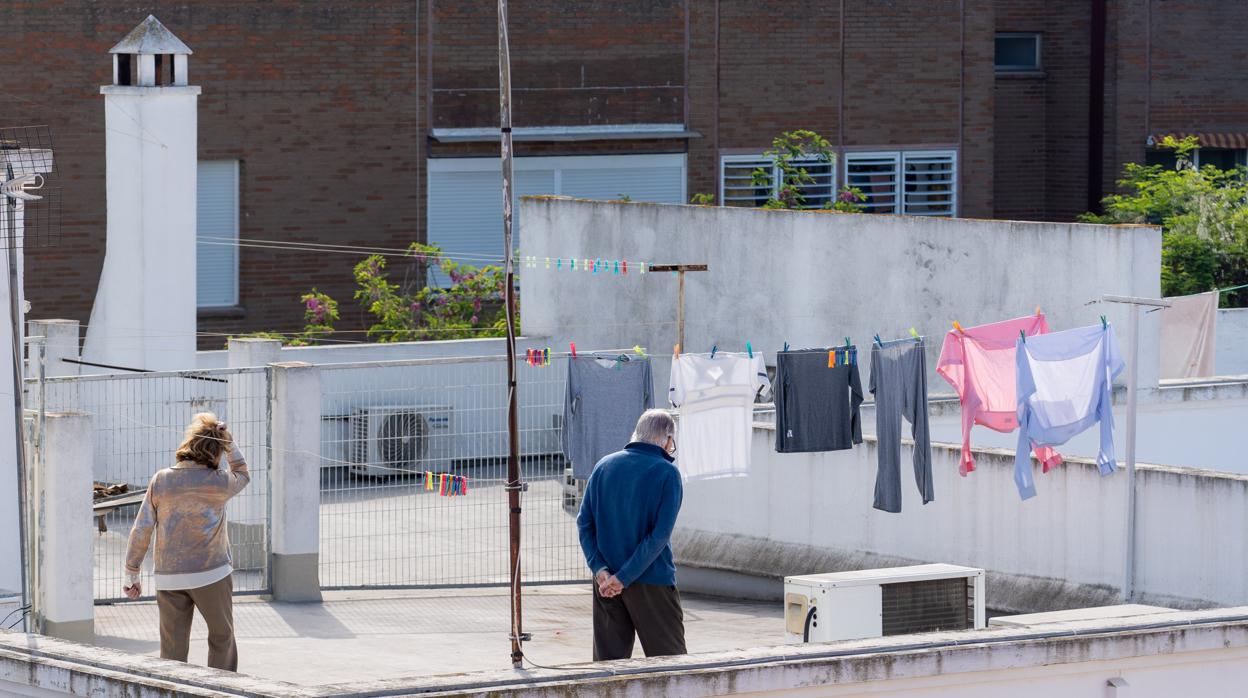 Varios vecinos, en una azotea con ropa tendida estos días de confinamiento