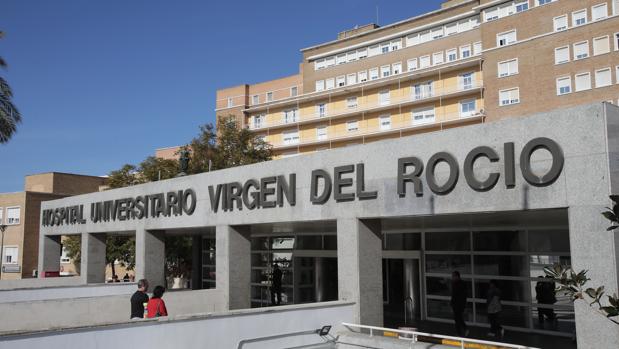 Coronavirus Sevilla: Un paciente aplaude a los sanitarios cuando recibe el alta de la UCI del Virgen del Rocío