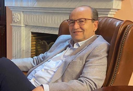 José Castro, presidente del Sevilla F. C., posa en el salón de su casa