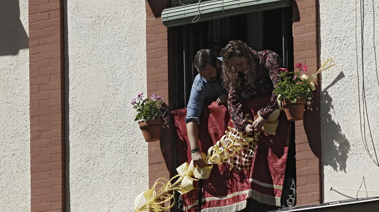 Uno de los balcones engalanados de Sevilla