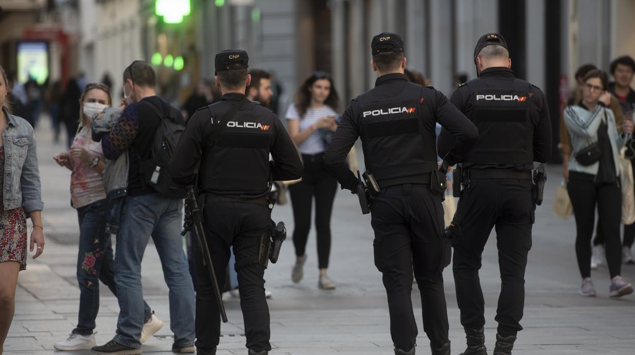 Agentes de la Policía Nacional patrullan por las calles de Madrid