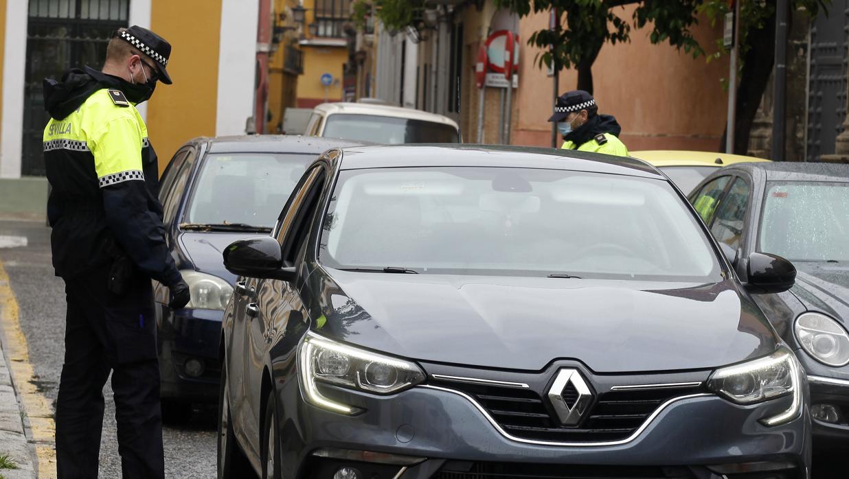 Un agente solicita a un conductor que justifique el motivo de su desplazamiento