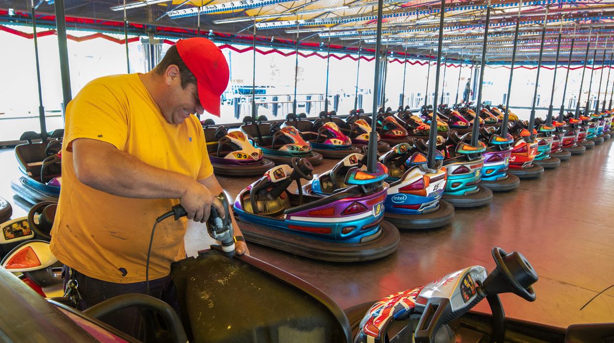 Un empleado de una de las atracciones de Feria, en plena labor