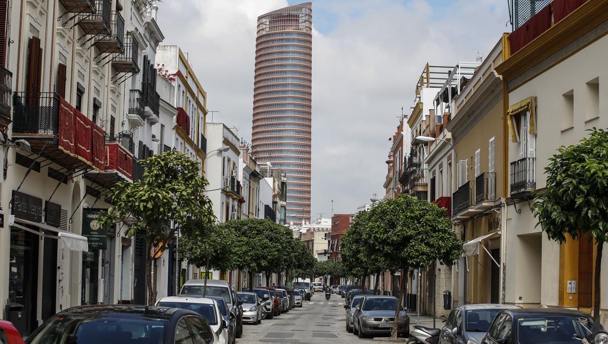 Las calles de Triana completamente vacías en la mañana del Viernes Santo